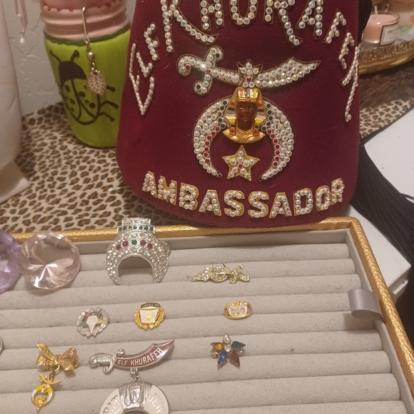 Masonic Fez and merit badges - Picture 1 of 5